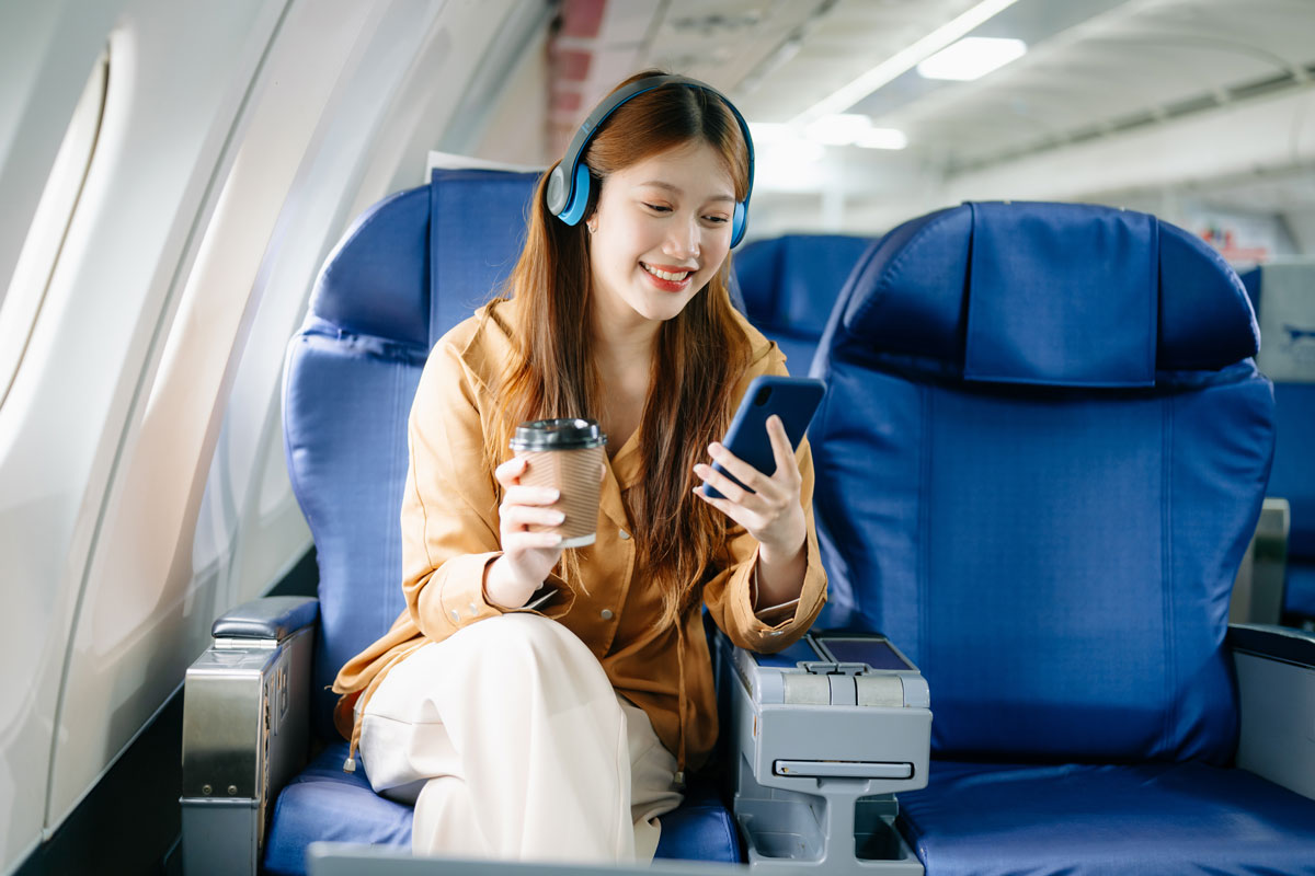 women using AI before taking off on her flight